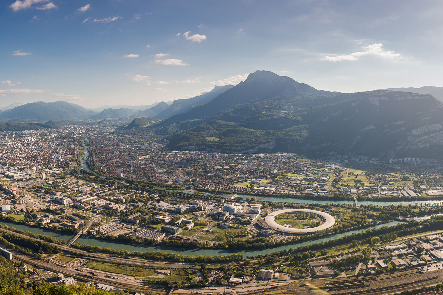 Vue de la presqu'île scientifique et du synchrotron de Grenoble © Pierre Jayet